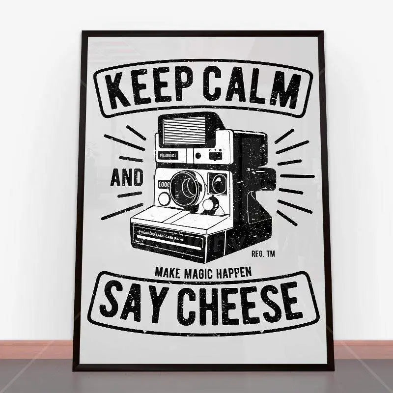 Plakat Keep Calm And Say Cheese z ramą plakatową i vintage kamerą